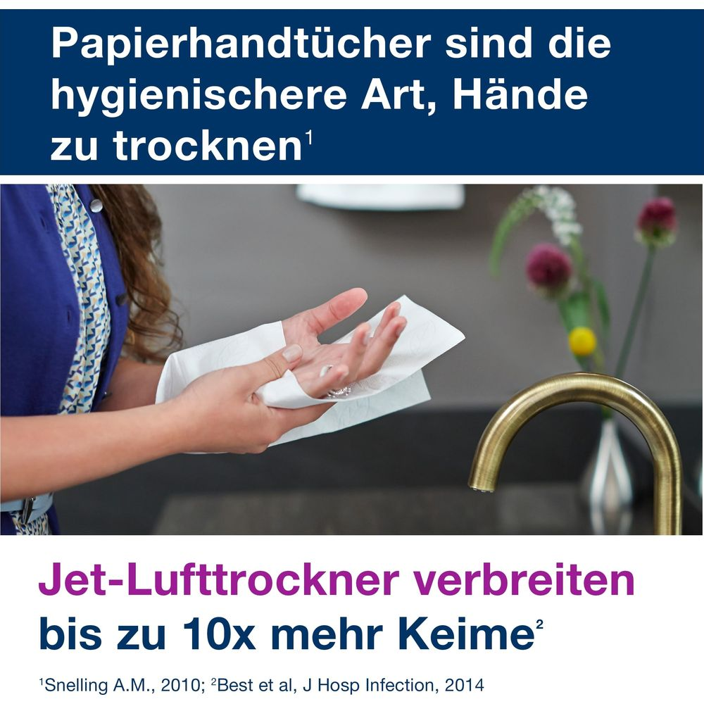 Eine Person trocknet ihre Hände mit einem Papierhandtuch über einem Waschbecken.