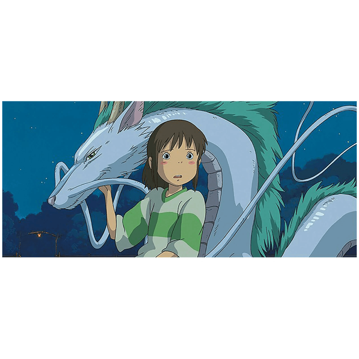 Una niña de pelo castaño y camiseta de rayas verdes está junto a un gran dragón azul claro.