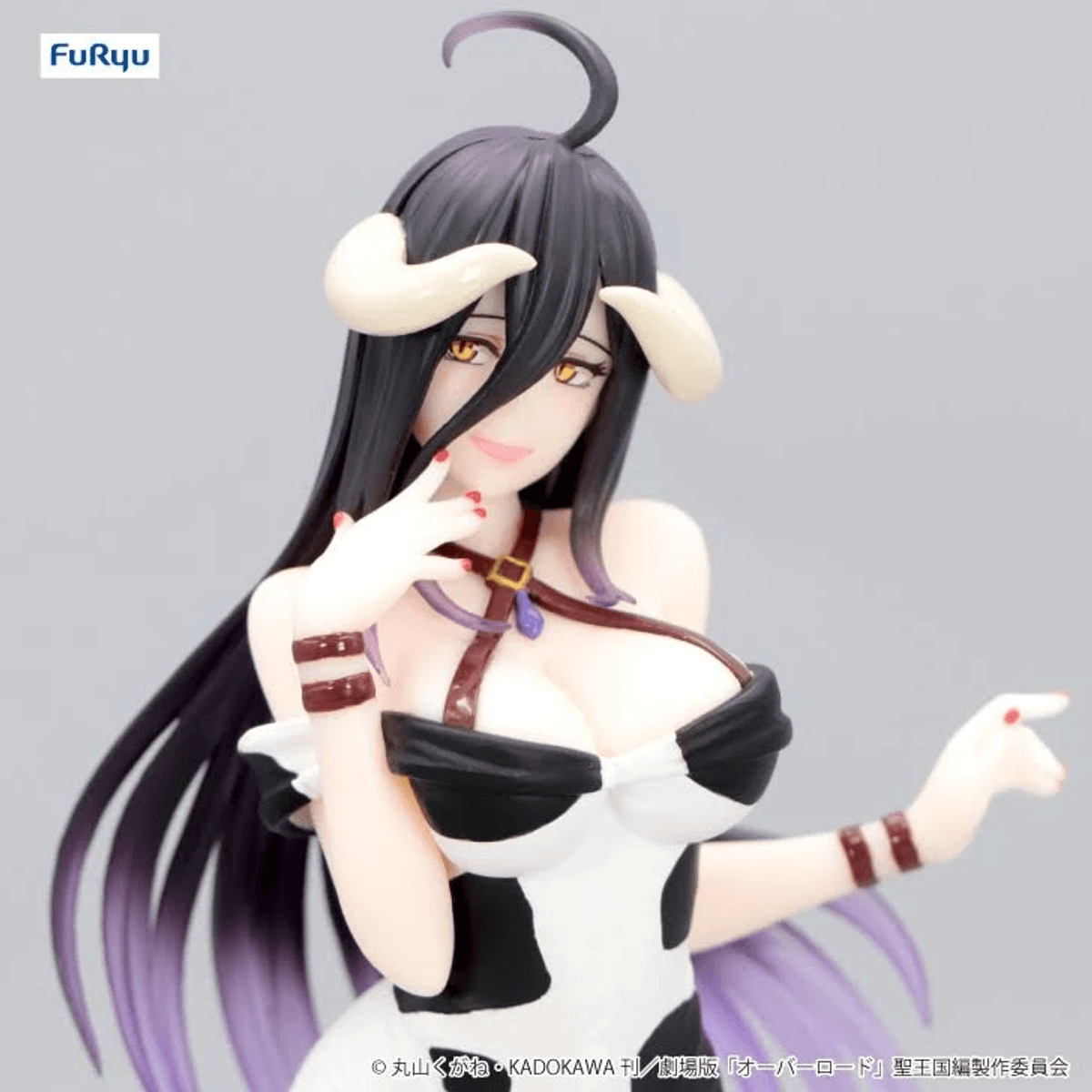 Figura de anime con pelo negro largo, cuernos y vestido de vaca.