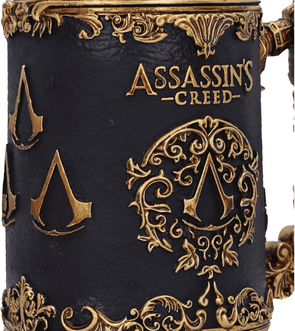 Taza negra con logo dorado de Assassin's Creed y borde ornamentado.