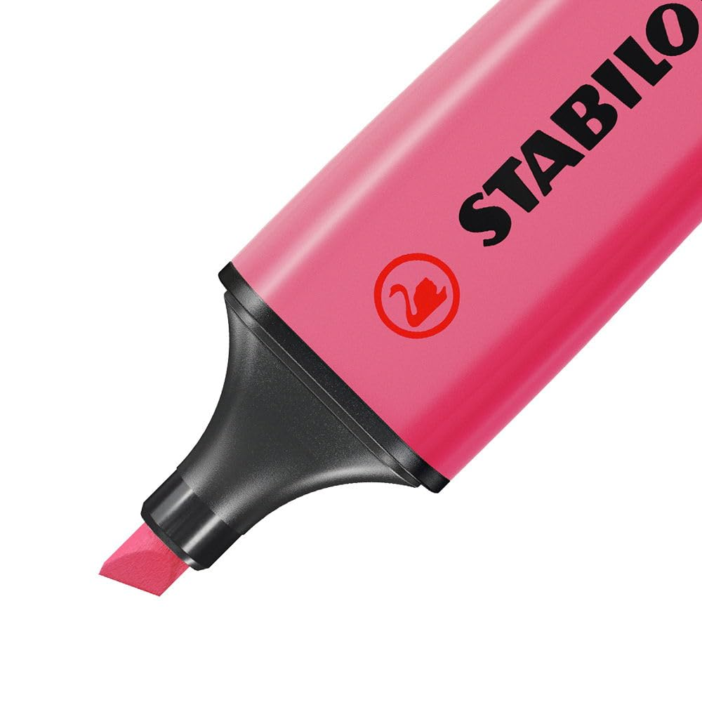 Ein pinker Stabilo Textmarker mit schwarzer Kappe und Spitze. Der Markenname ist sichtbar.