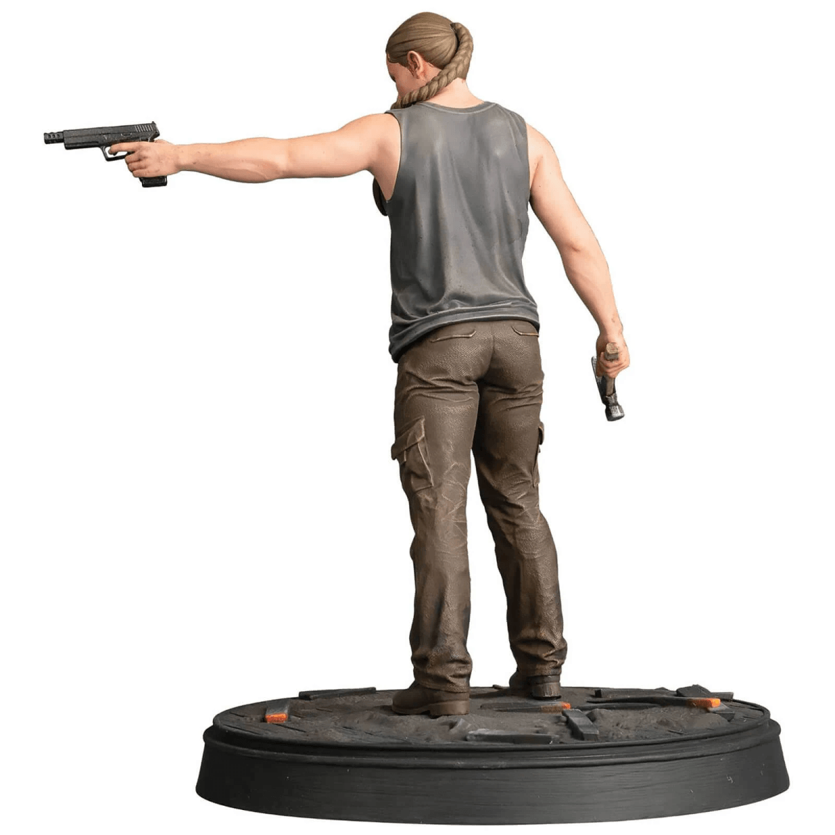 Figura de mujer con trenza y dos pistolas, de pie sobre una base.