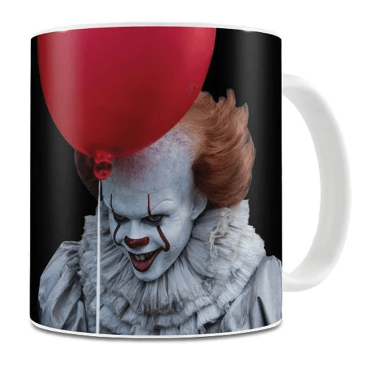 Payaso aterrador con globo rojo y cuello de volantes blanco en una taza.