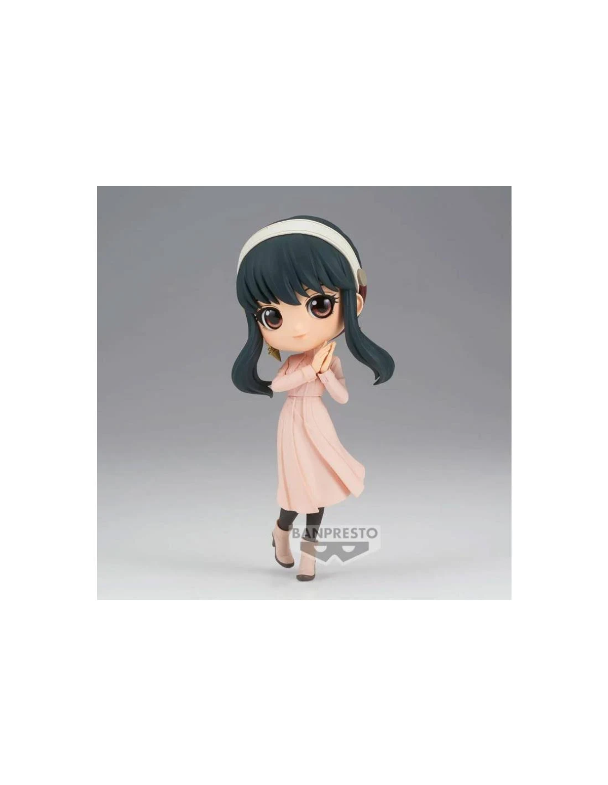 Figura de anime chibi con pelo oscuro, cinta blanca, vestido rosa y botas.