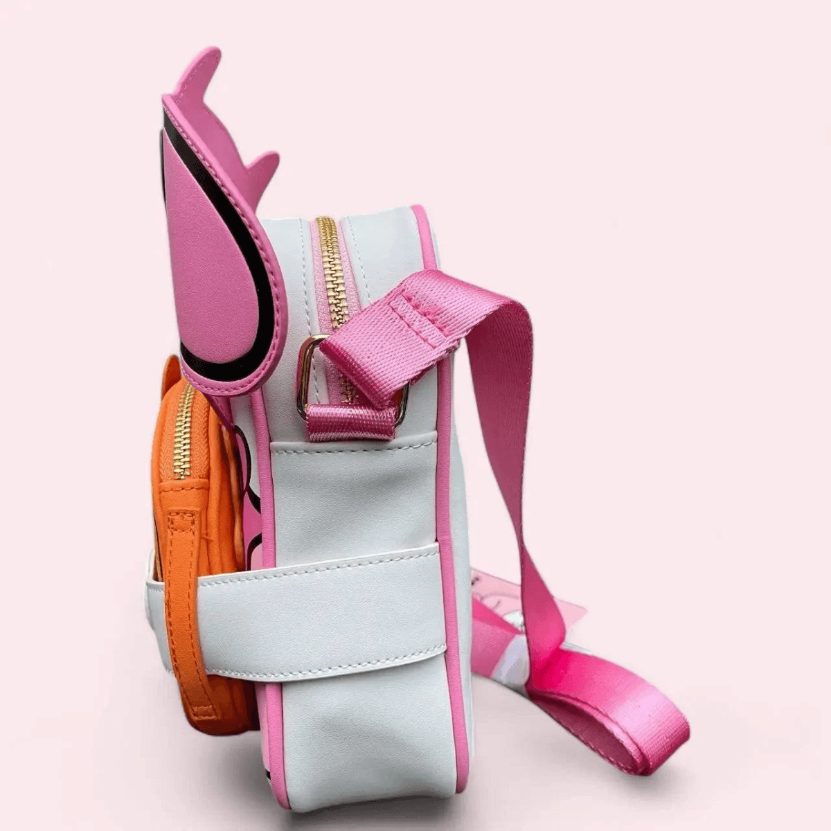 Una bolsa blanca con ribetes rosas y un bolsillo naranja con cremallera.