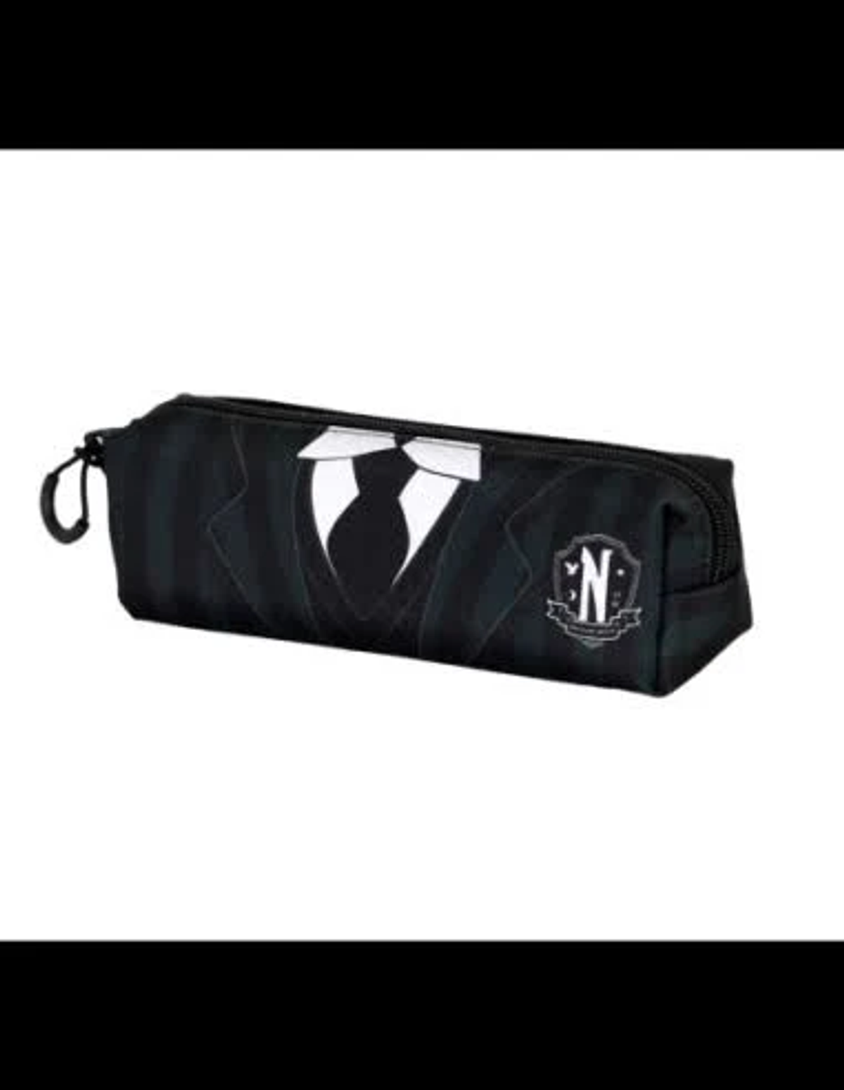 Neceser negro con camisa blanca, corbata negra y emblema con 'N'.
