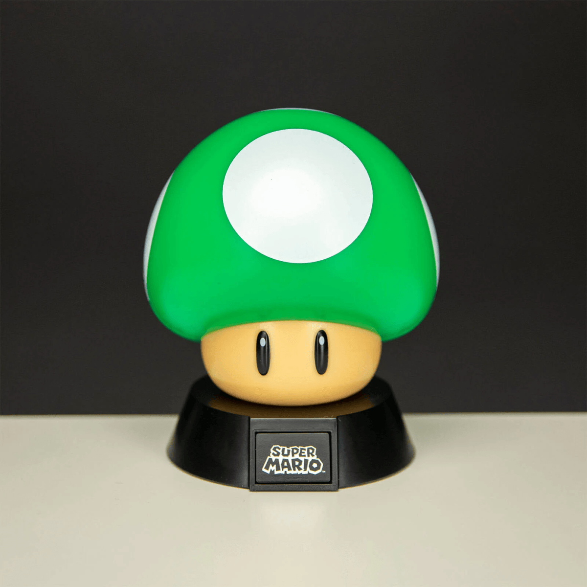 Un hongo verde de Super Mario con puntos blancos sobre base negra.