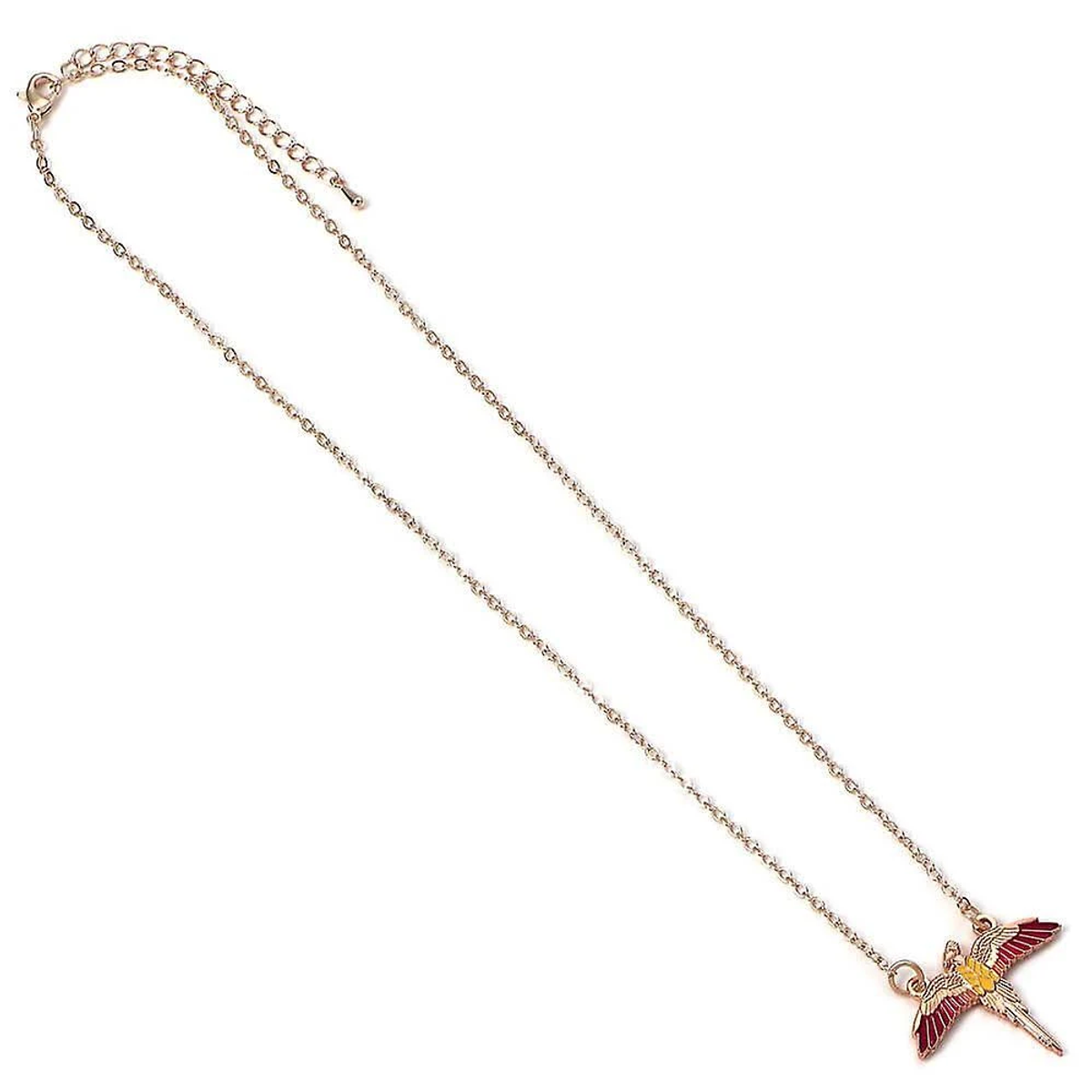 Un collar de oro con un colgante de pájaro colorido sobre fondo blanco.