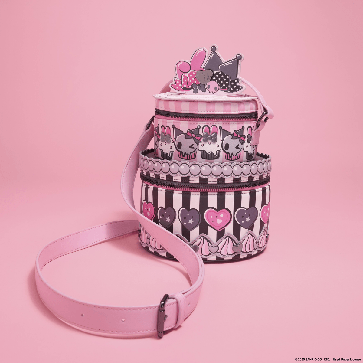 Un bolso apilado en forma de pastel con cupcakes, corazones y corona.