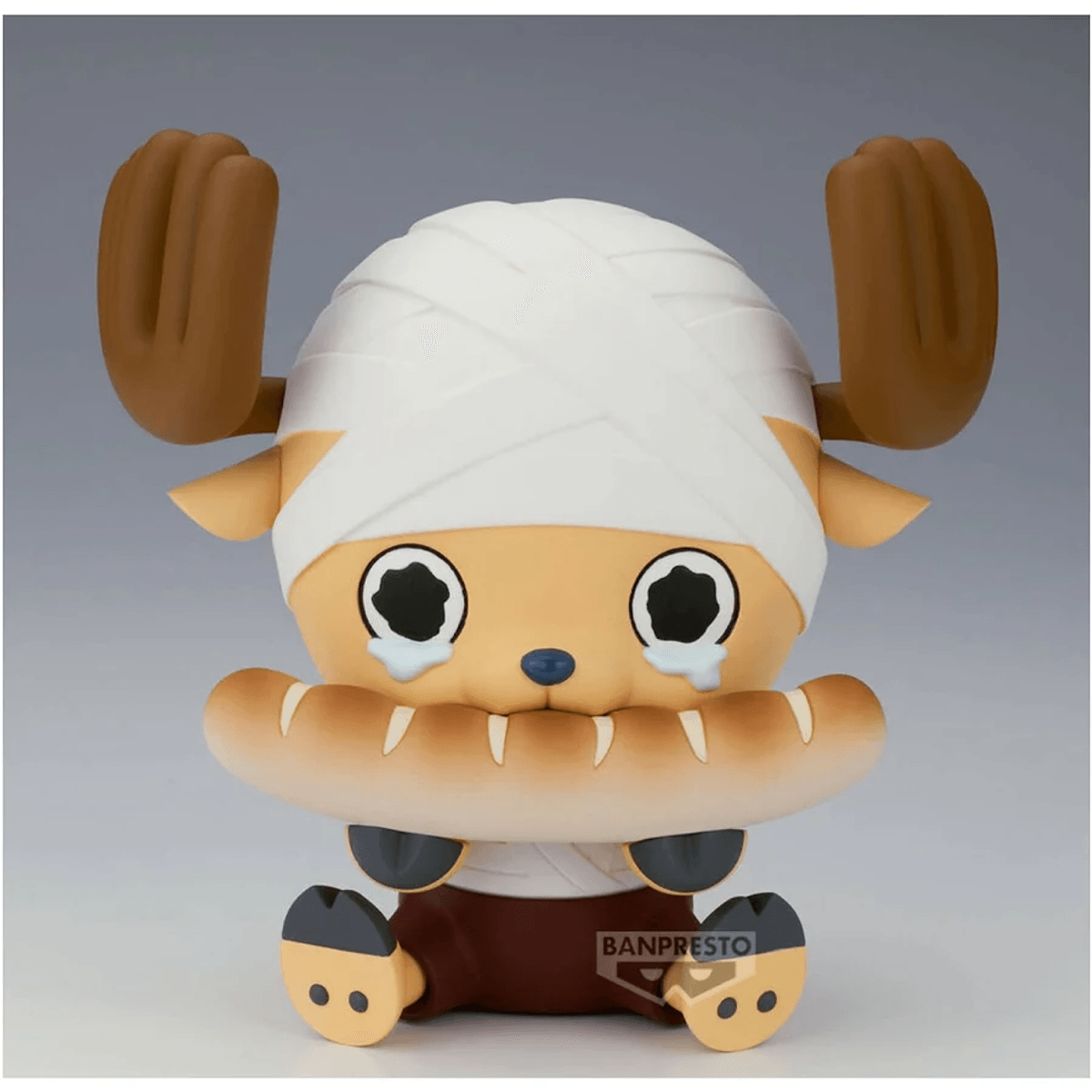 Una figura de anime de un reno con vendas en la cabeza y lágrimas, sosteniendo una baguette.