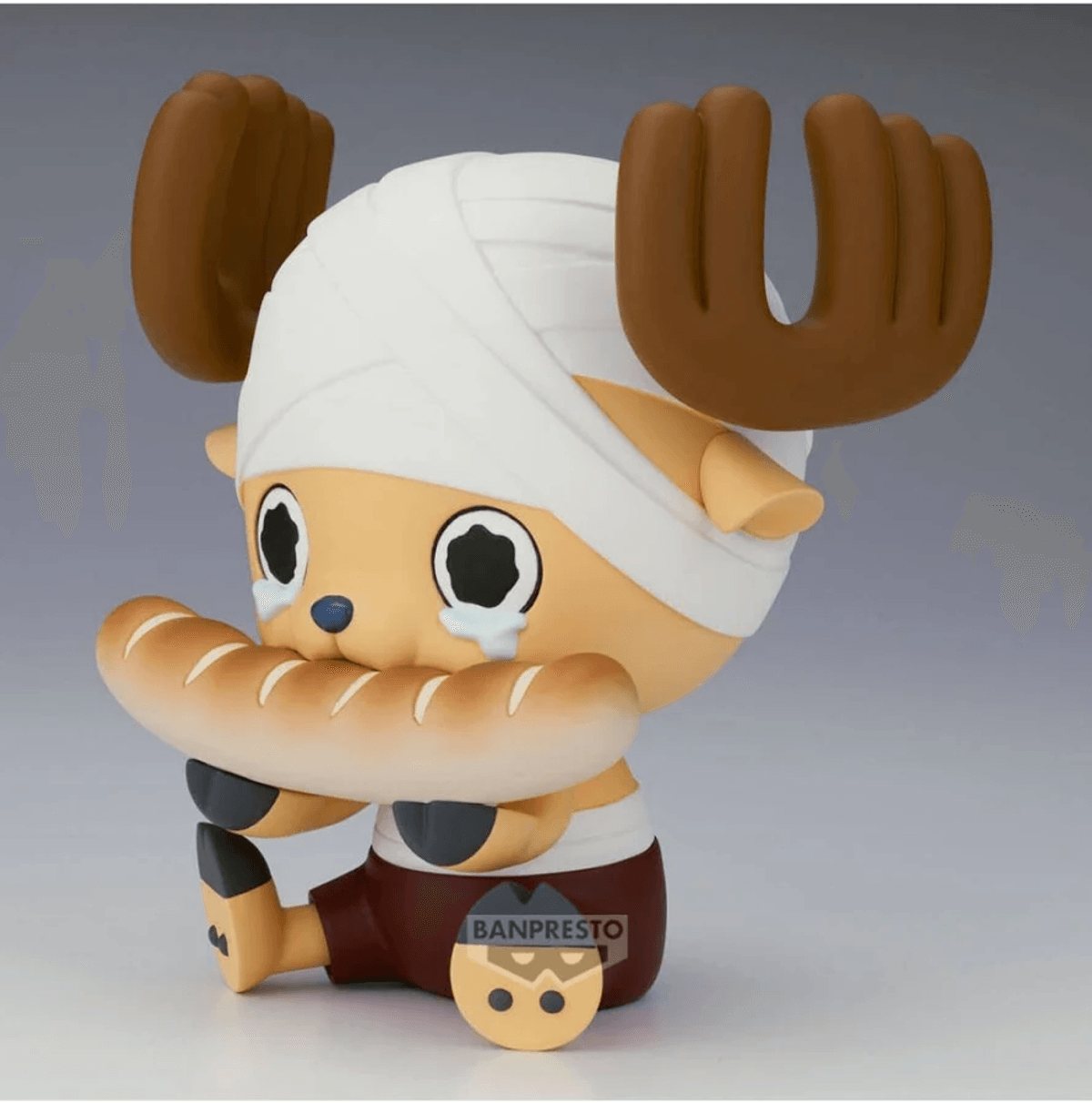 Figura de reno con vendas sostiene una baguette y llora.
