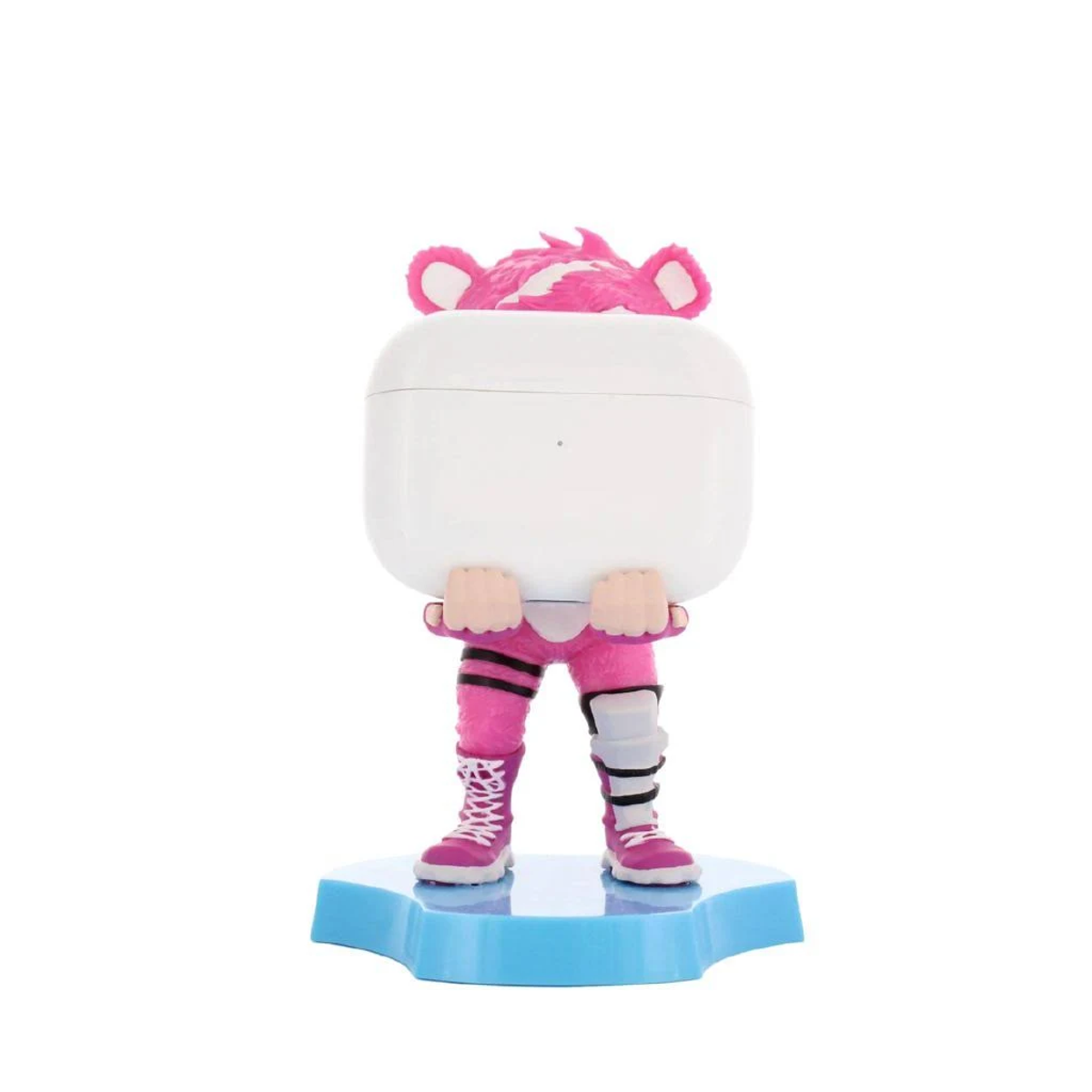 Una figura de oso rosa sostiene un estuche blanco para AirPods sobre un soporte azul.