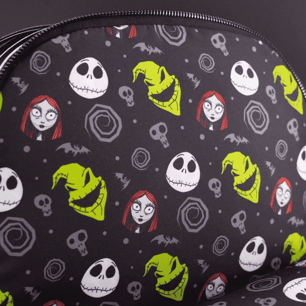 Tela negra con patrón de Jack Skellington, Sally, Oogie Boogie, calaveras y murciélagos.