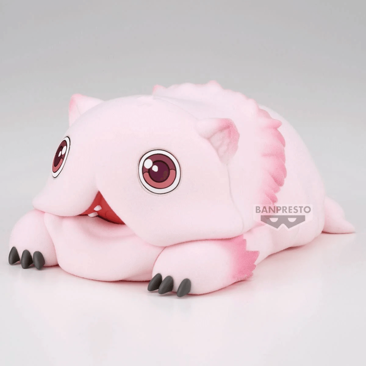 Un personaggio di peluche rosa con grandi occhi e artigli grigi giace su sfondo bianco.