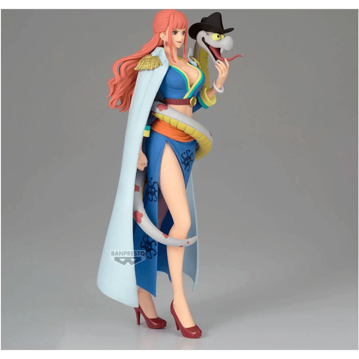 Una figura de mujer con pelo rosa, vestida con un traje azul y capa, con una serpiente al cuello.