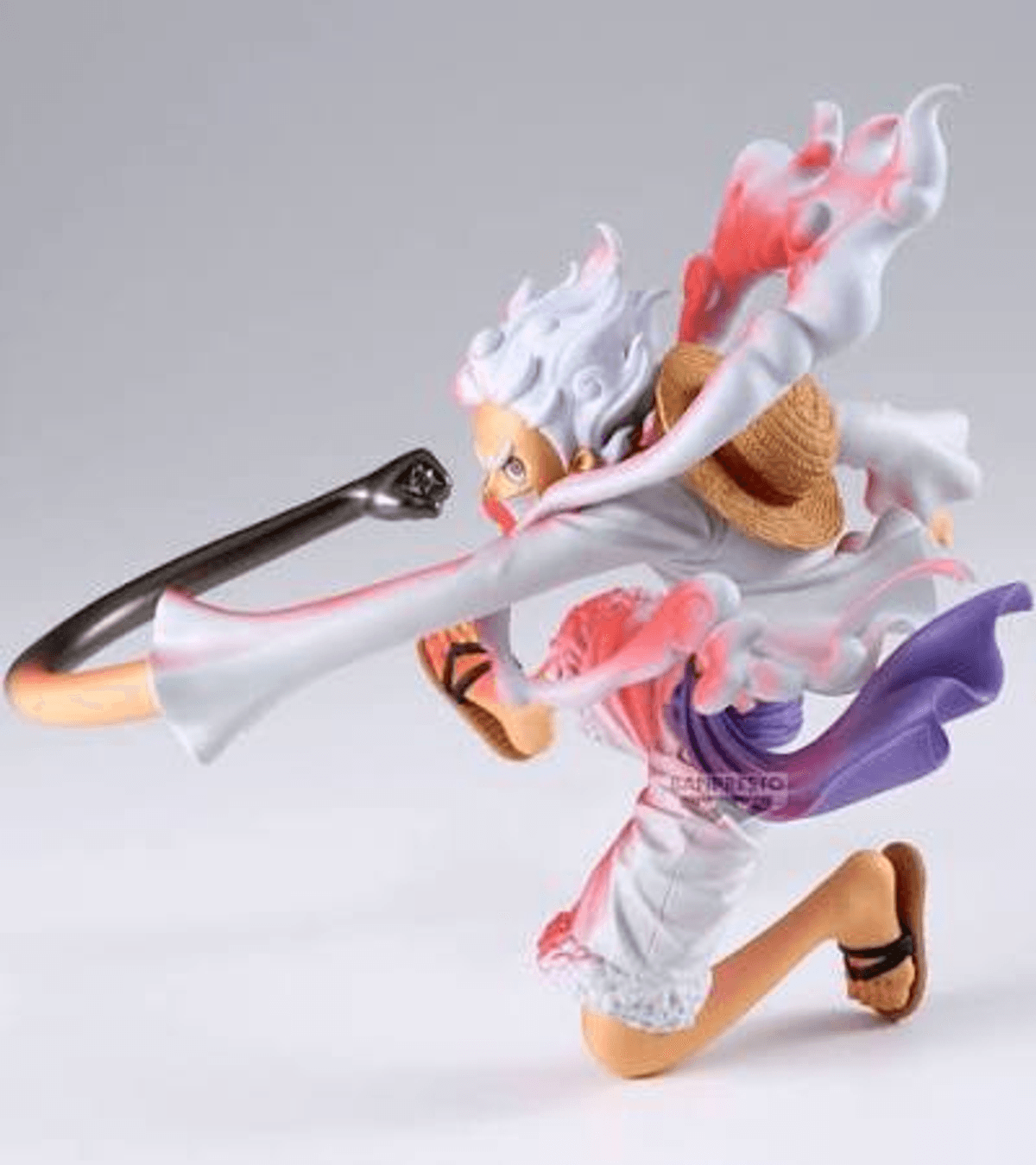 Figura de anime de pelo blanco en pose dinámica, traje blanco, sombrero de paja.