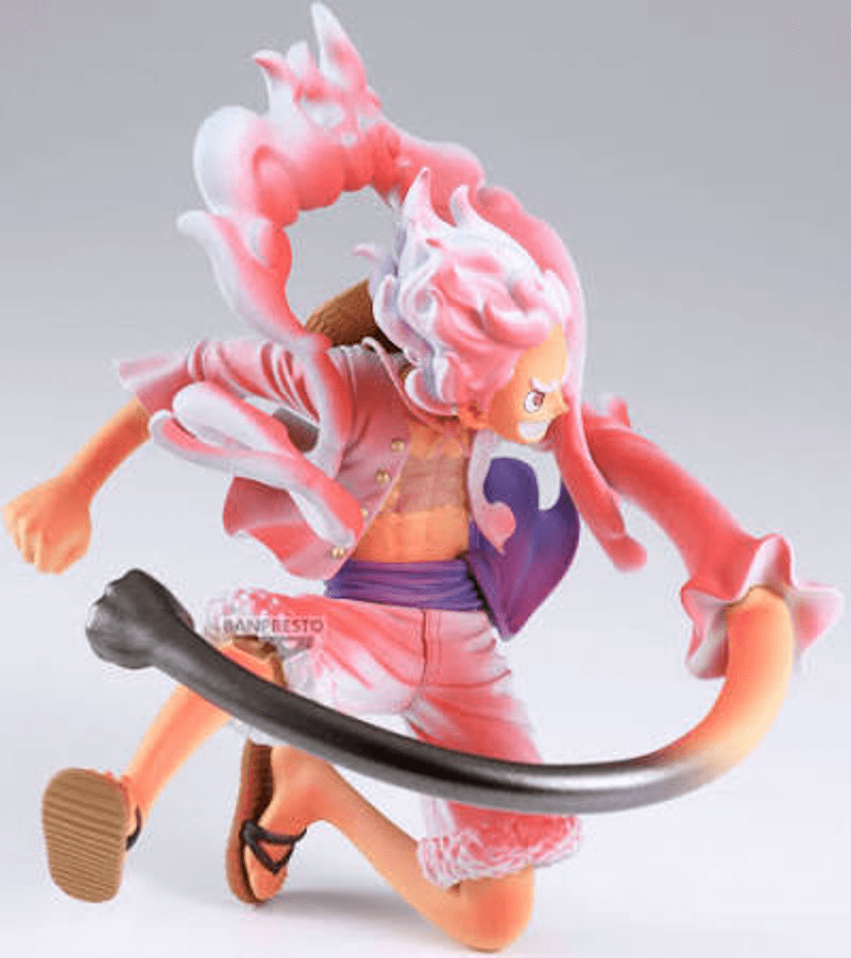 Figura de Monkey D. Luffy en Gear 5, con pelo rosa y blanco, chaqueta roja y pantalones cortos.