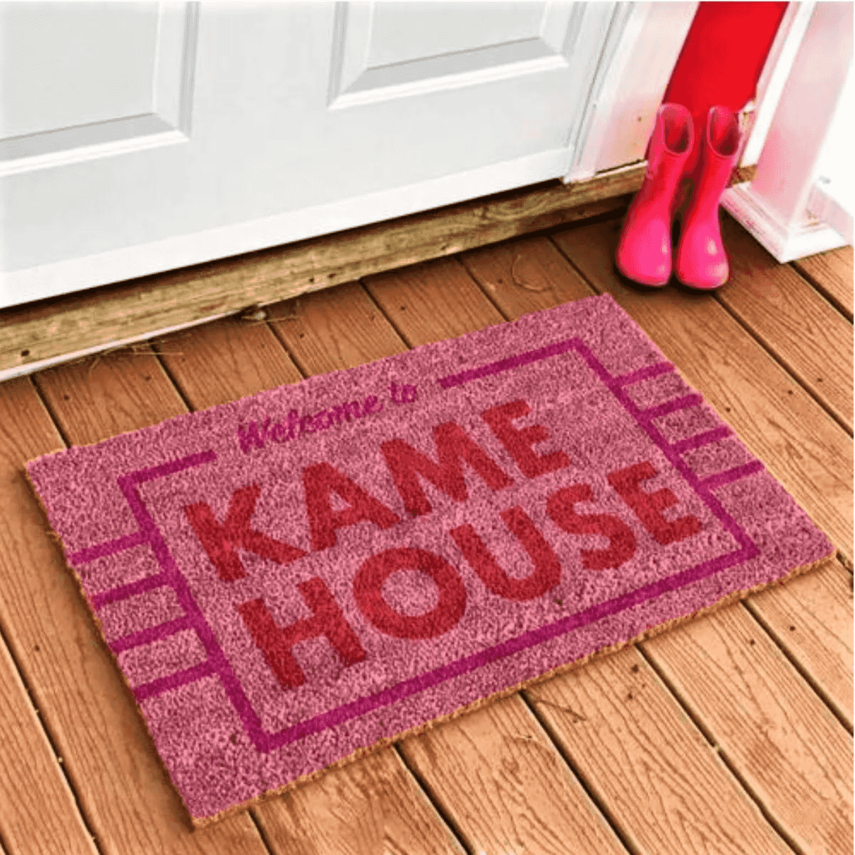 Un felpudo rosa con el texto 'Welcome to KAME HOUSE'.