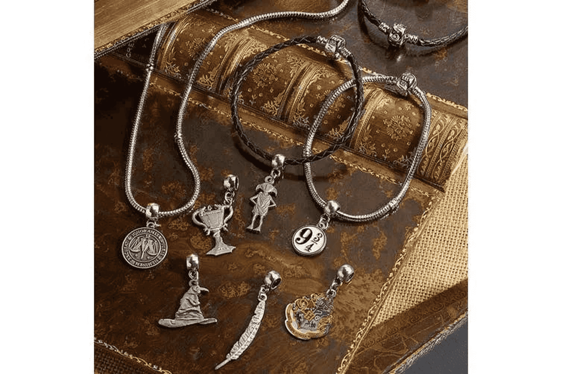 Joyería de plata con dijes: trofeo, sombrero de mago, pluma, Dobby, 9, escudo.