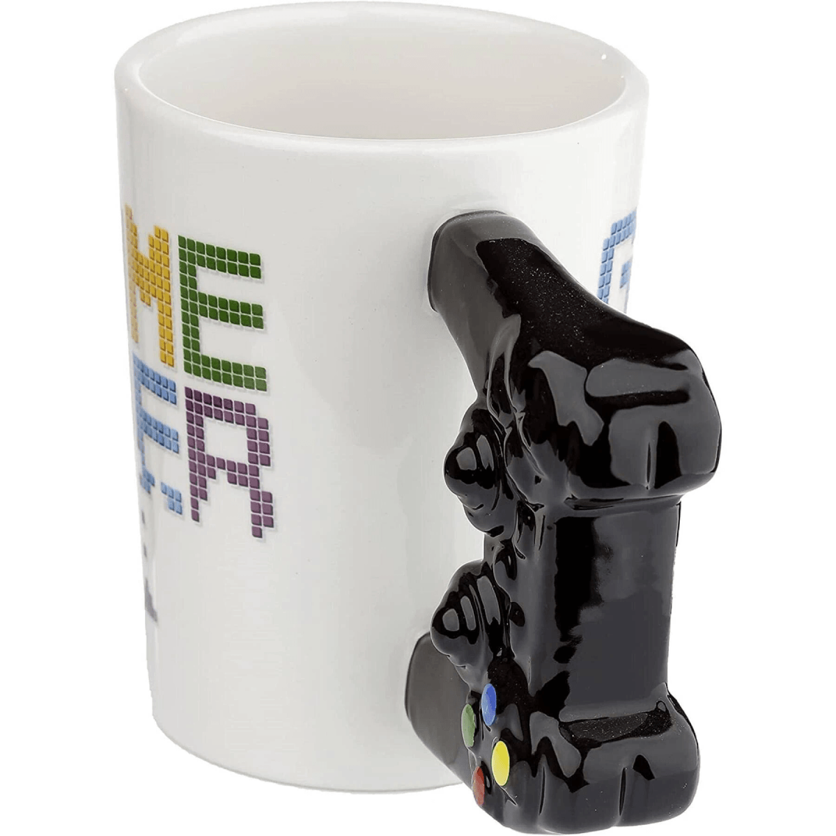 Weiße Tasse mit schwarzem Controller-Griff und Pixel-Text.