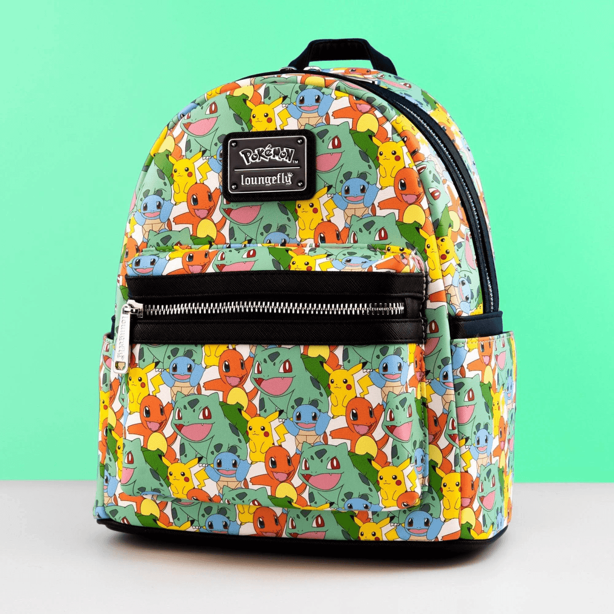Una mochila con estampado de Pokémon: Pikachu, Charmander, Bulbasaur y Squirtle.