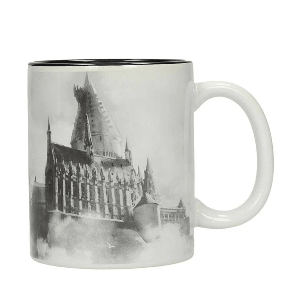 Eine weiße Tasse mit einem Bild von Schloss Hogwarts im Nebel.
