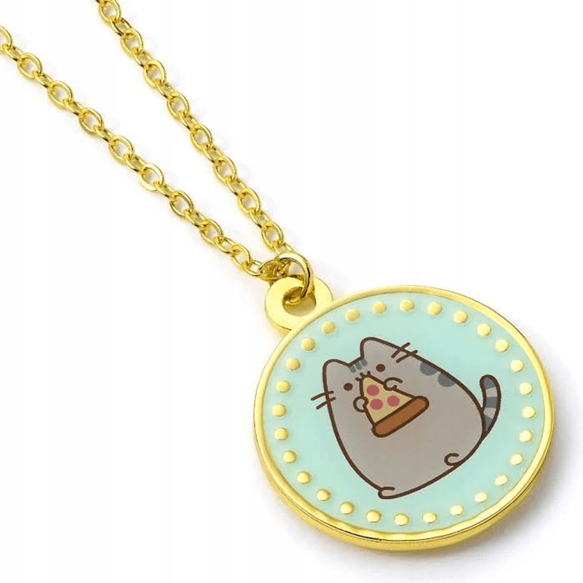 Cadena de oro con colgante: gato gris comiendo pizza sobre fondo verde menta.