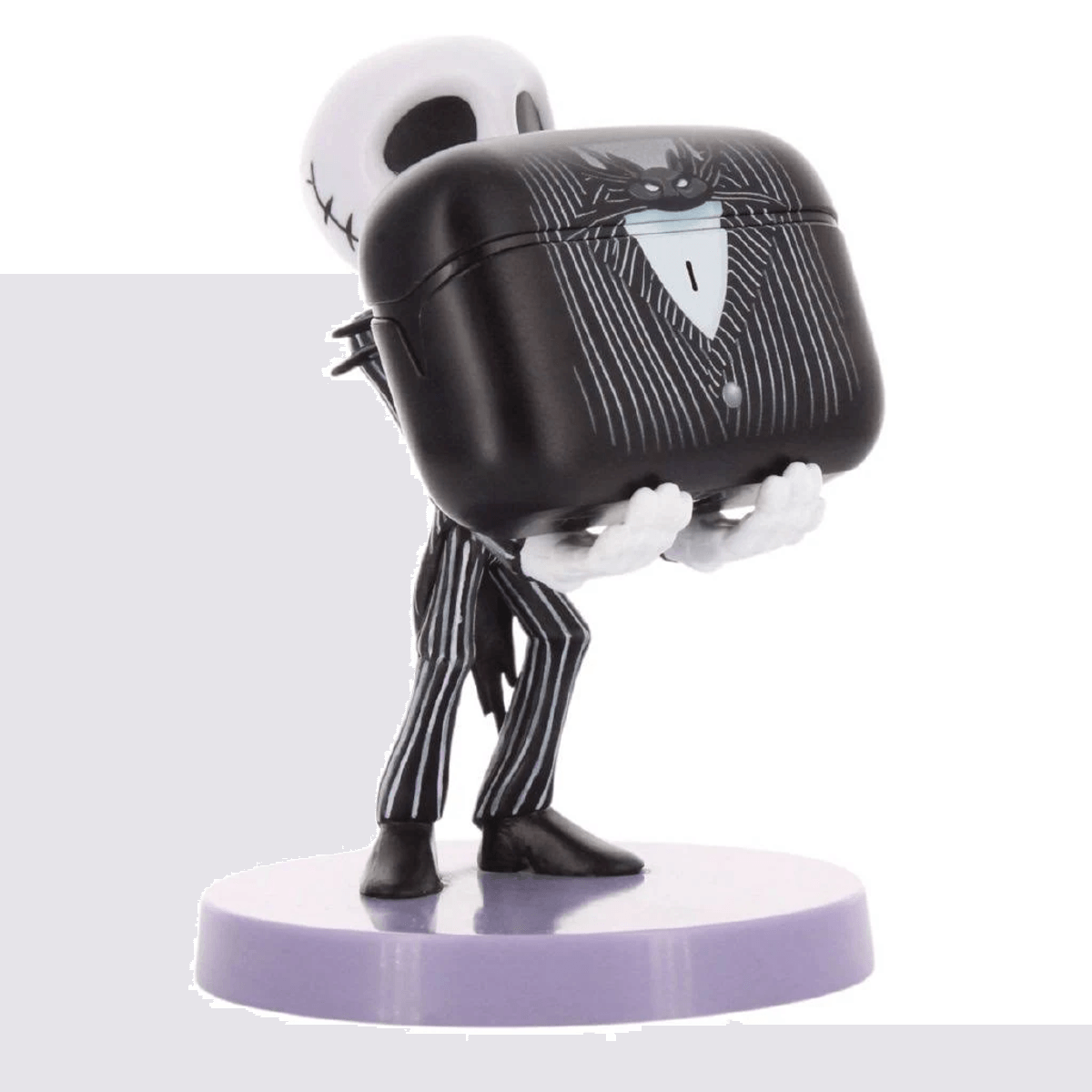 Jack Skellington Figur trägt einen Koffer mit Anzugmuster auf einem lila Podest.