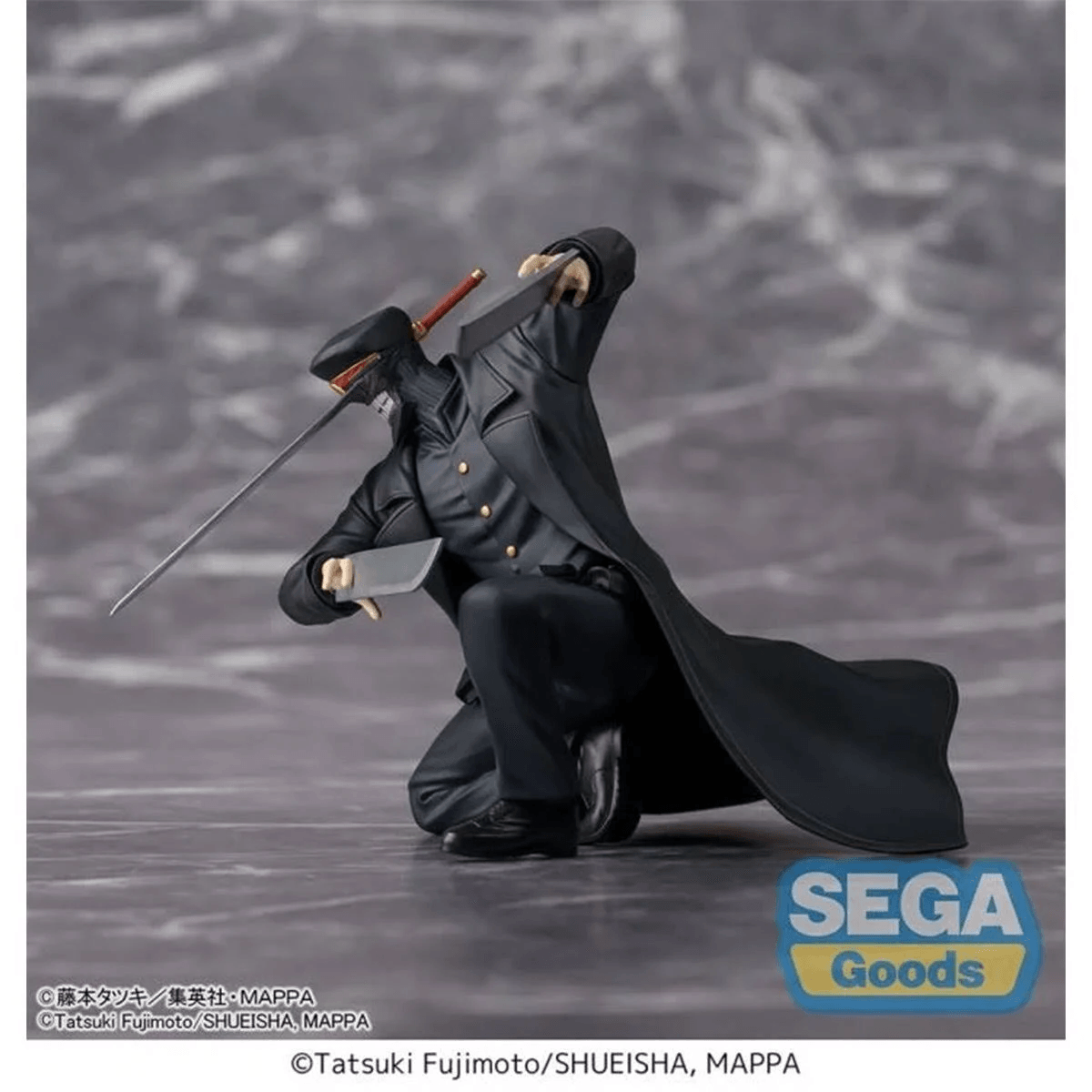 Una figura con abrigo negro, espada y cuchillo, arrodillada sobre una superficie gris.