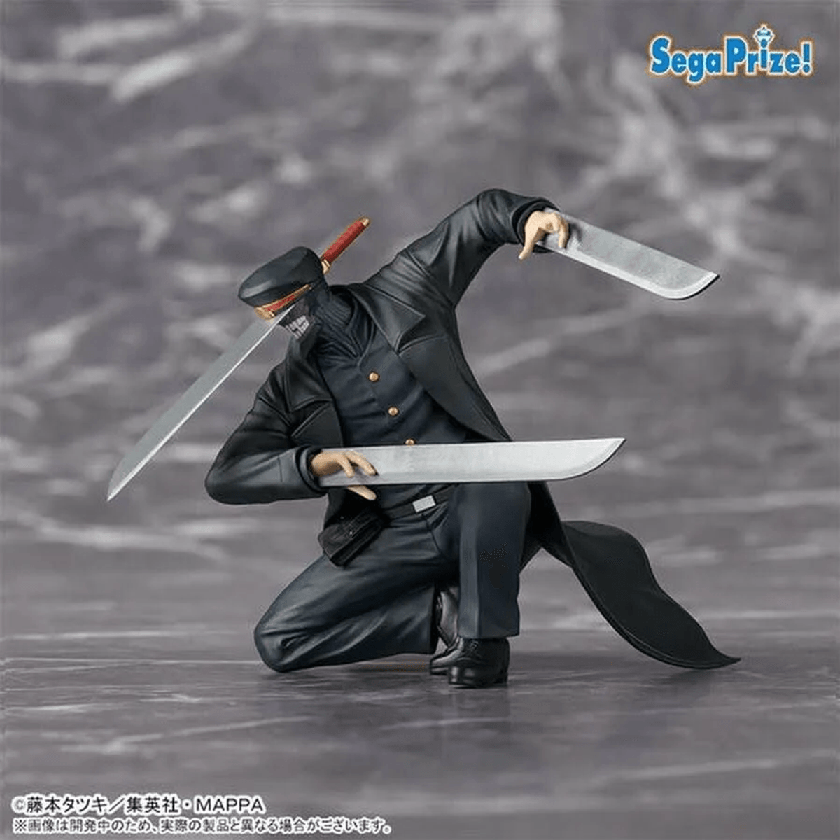 Una figura de negro con dos espadas se arrodilla sobre una superficie gris.