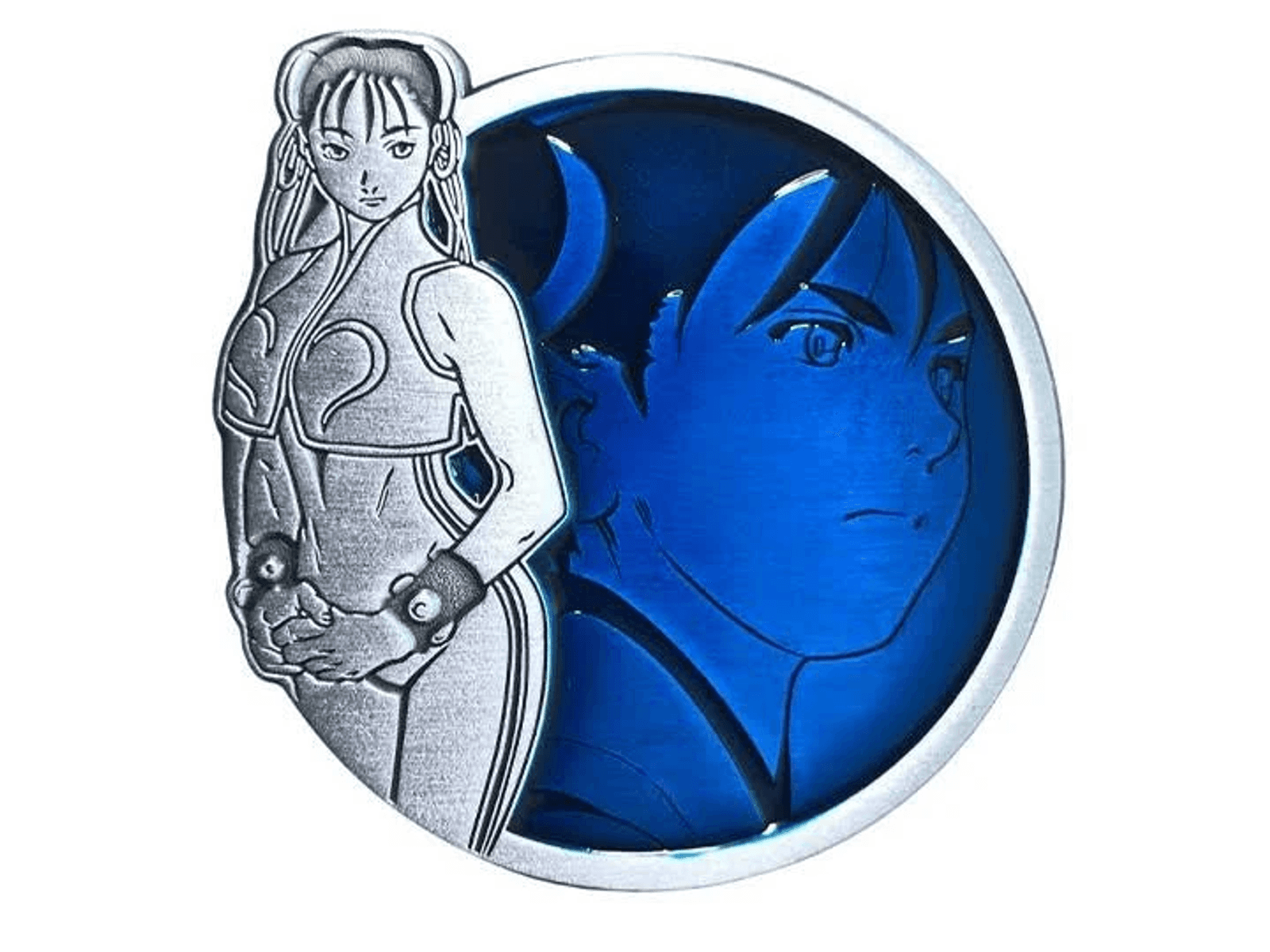 Mujer anime plateada con traje de artes marciales junto a perfil azul de hombre.