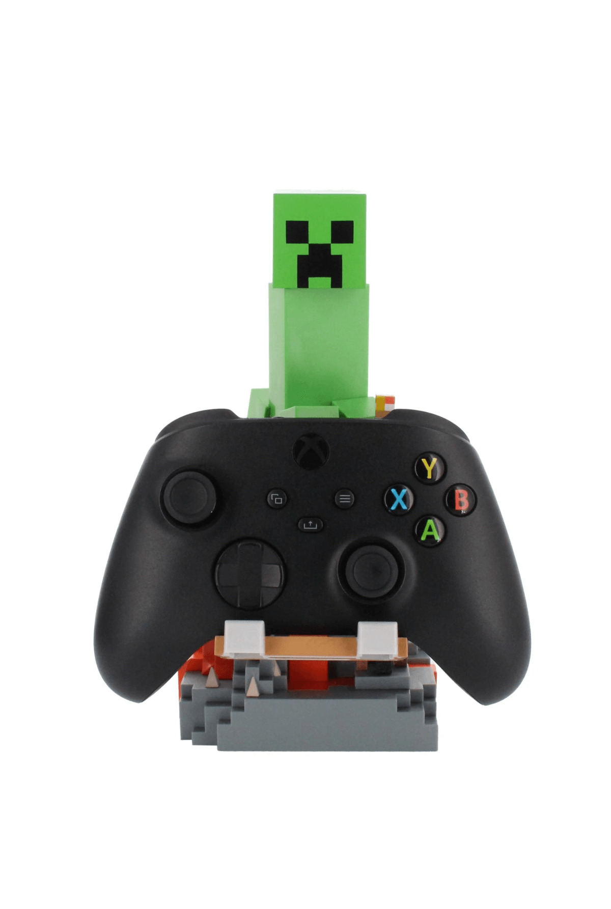 Un controller Xbox nero poggia su una base pixelata di Minecraft Creeper.
