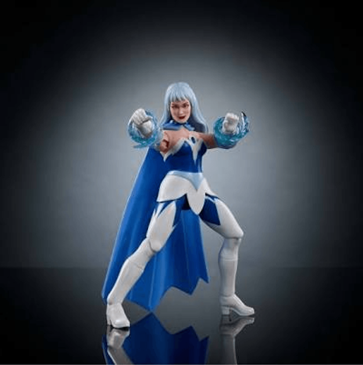 Una figura de acción femenina con pelo azul, capa azul y traje blanco y azul.