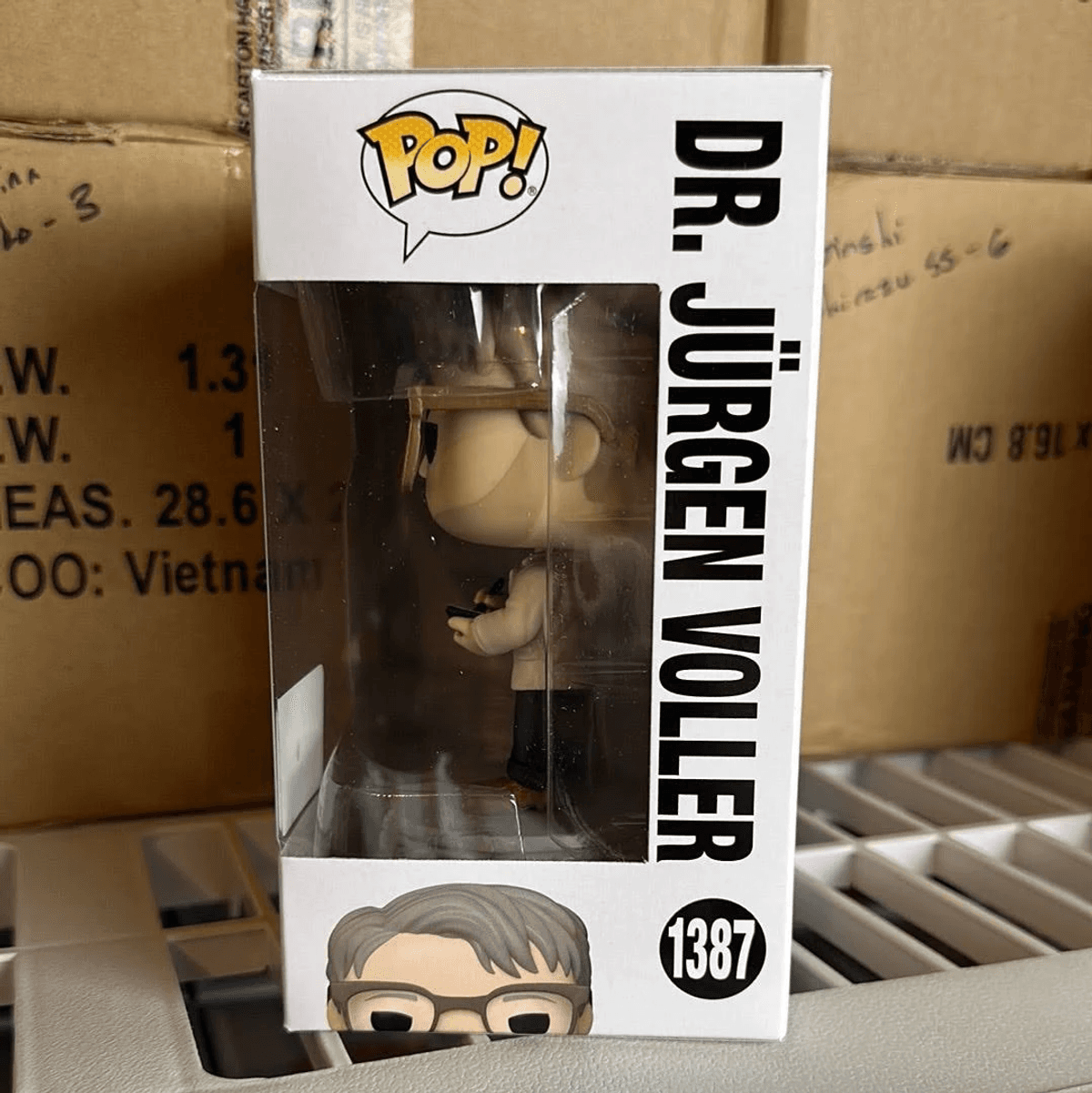Funko Pop de Dr. Jurgen Voller en caja. Figura lleva traje y sombrero.