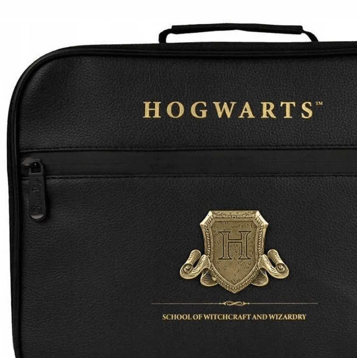 Schwarze Tasche mit Hogwarts-Logo und Schild.