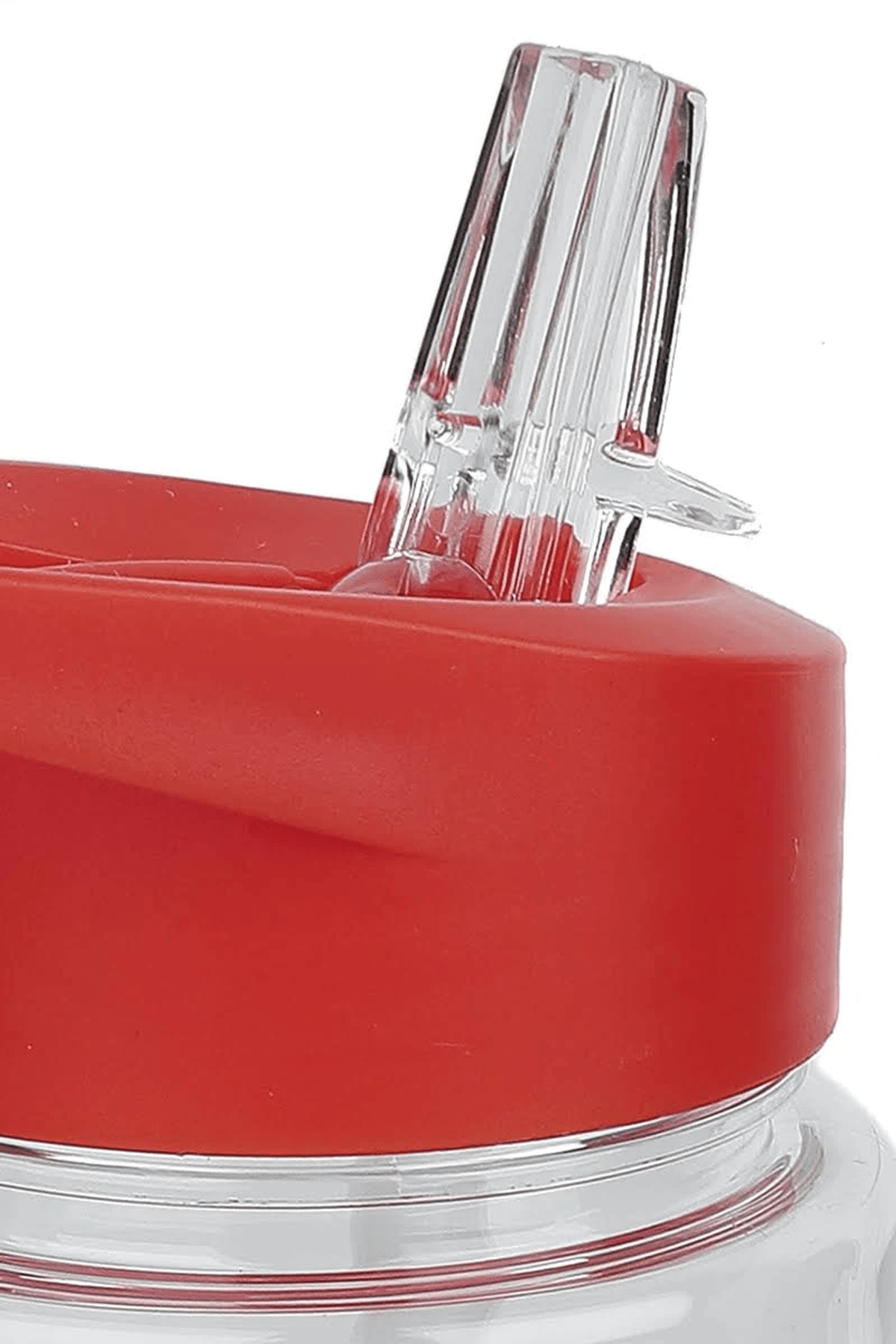 Primo piano del coperchio rosso di una bottiglia con cannuccia trasparente.