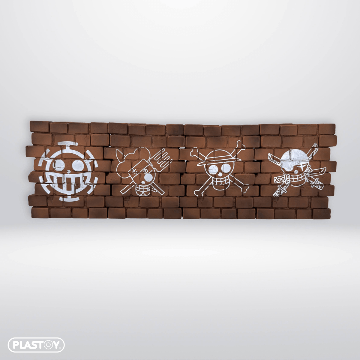 Símbolos blancos de cuatro banderas piratas en una pared de ladrillos marrones