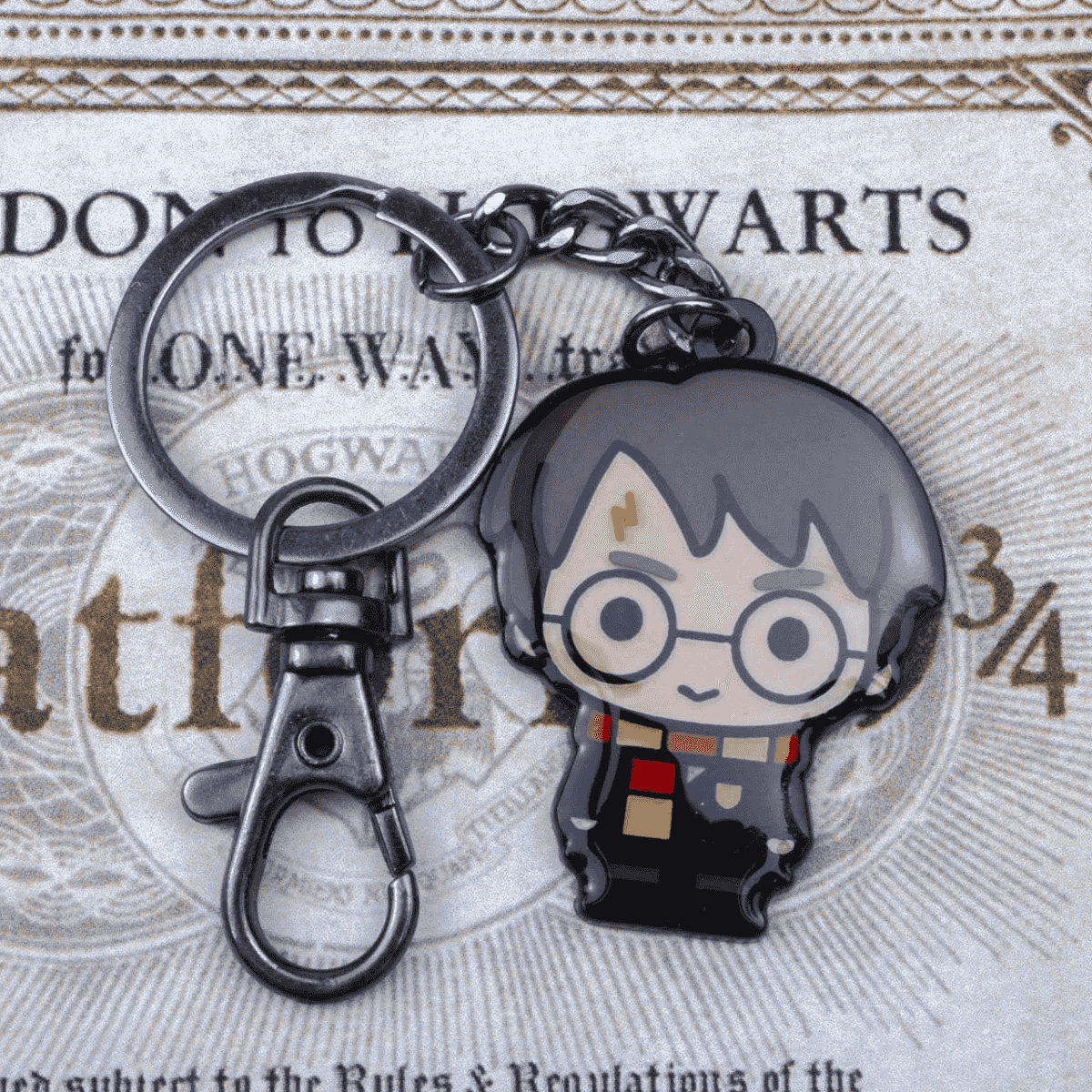Un llavero de Harry Potter con una figura estilo chibi en un billete.