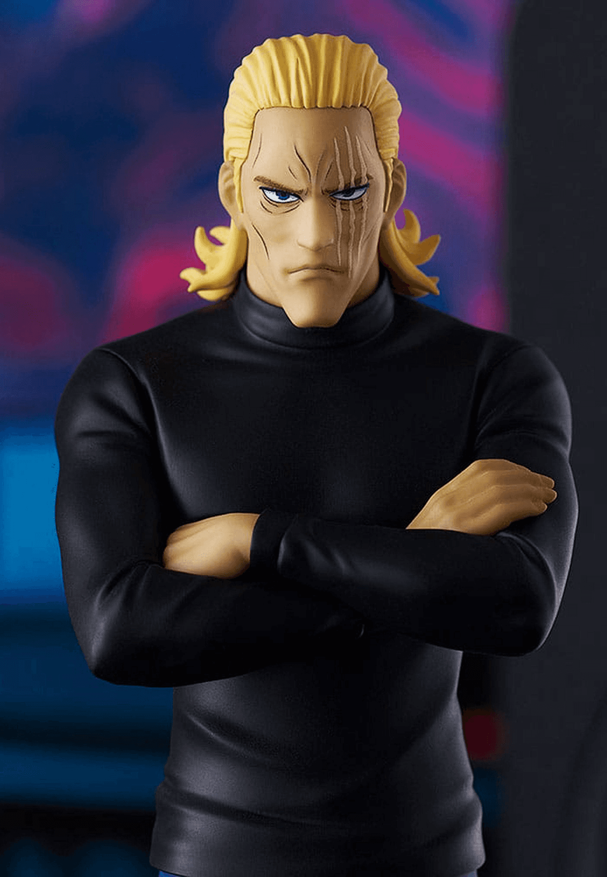 Eine Figur mit blonden Haaren und Narben im Gesicht, die schwarz trägt.