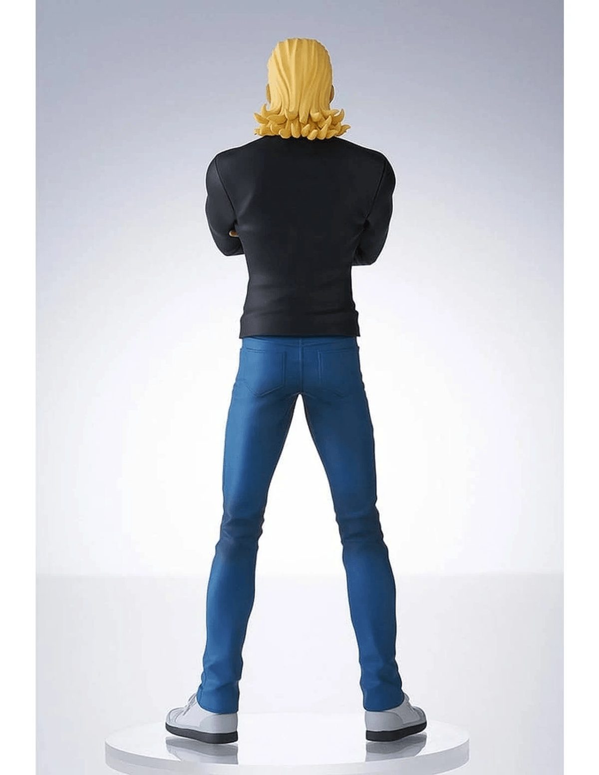Rückansicht einer Figur mit blonden Haaren, schwarzer Jacke und blauer Hose.