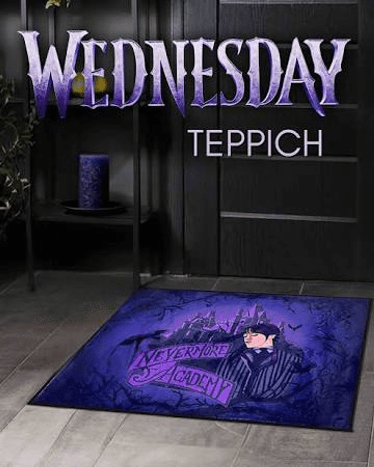 Un felpudo morado "Nevermore Academy" con Wednesday Addams y un castillo.