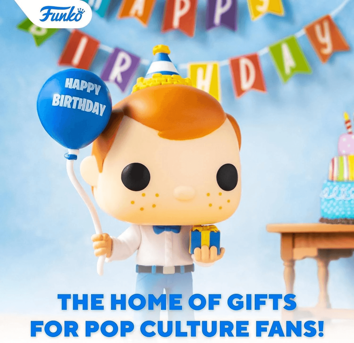 Funko pop sostiene globo azul y regalo. Banner de cumpleaños y pastel atrás.