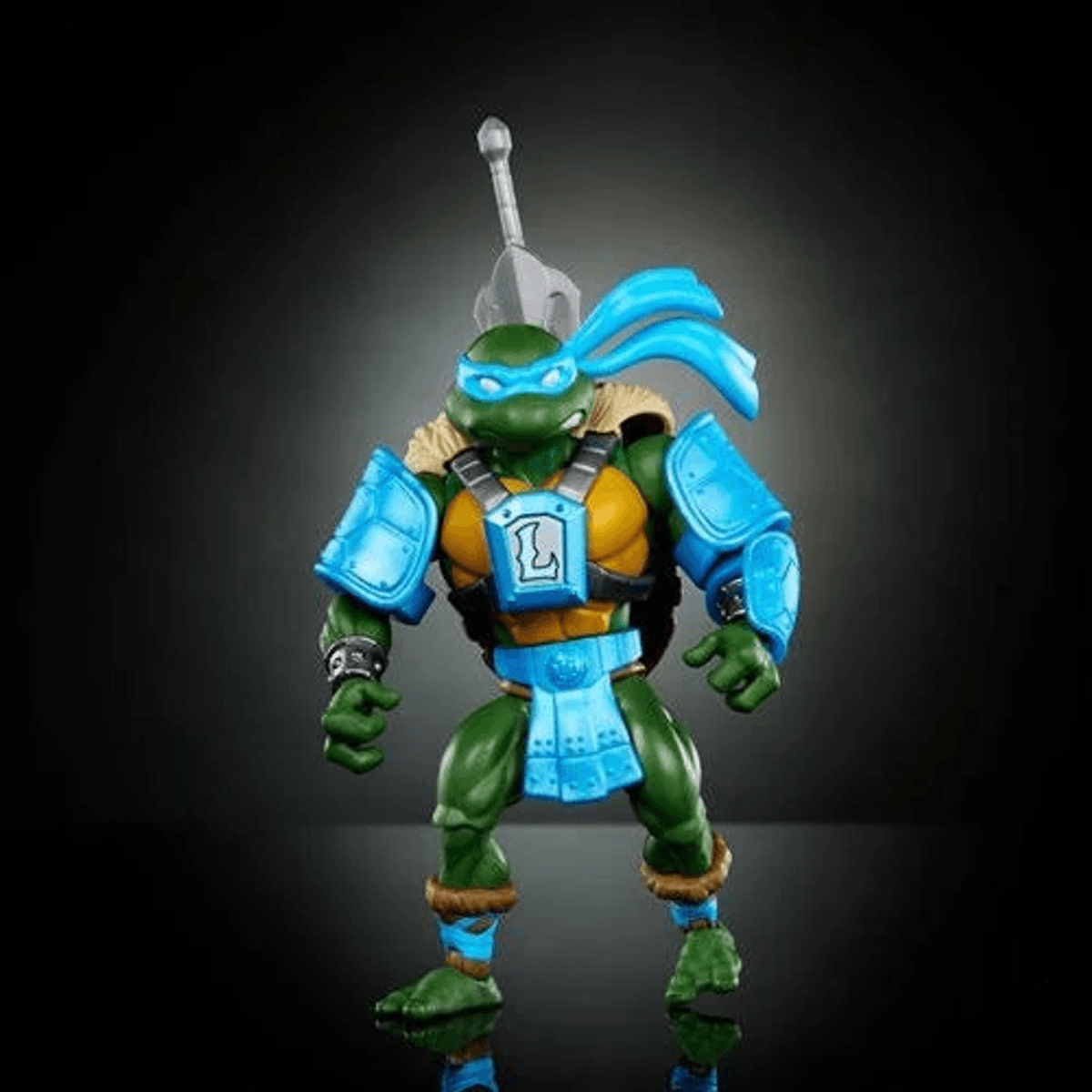 Una figura de acción de Leonardo con armadura azul y un arma en la espalda.