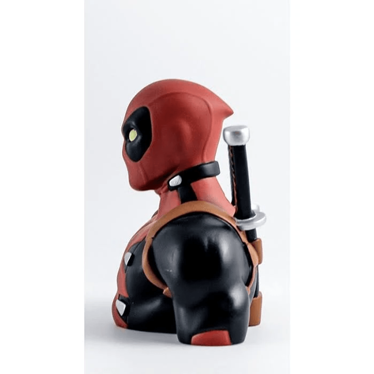 Figura de Deadpool de lado, vistiendo rojo y negro con una espada en la espalda.