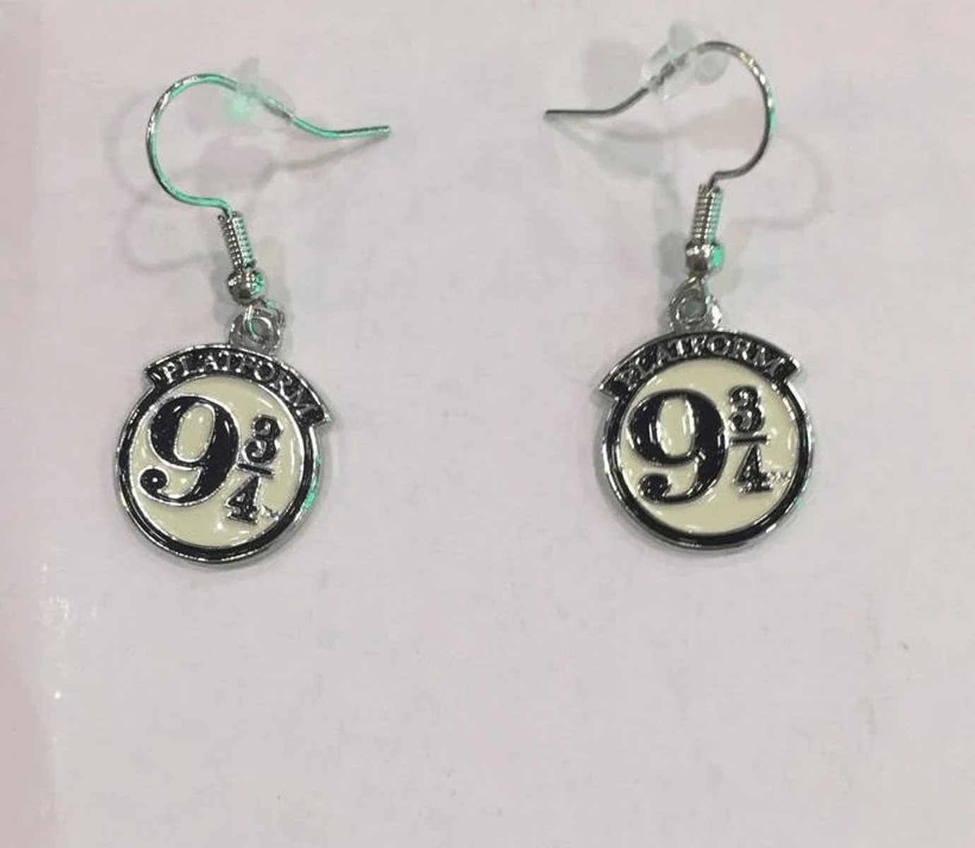 Dos pendientes con "Platform 9 3/4" sobre fondo blanco.
