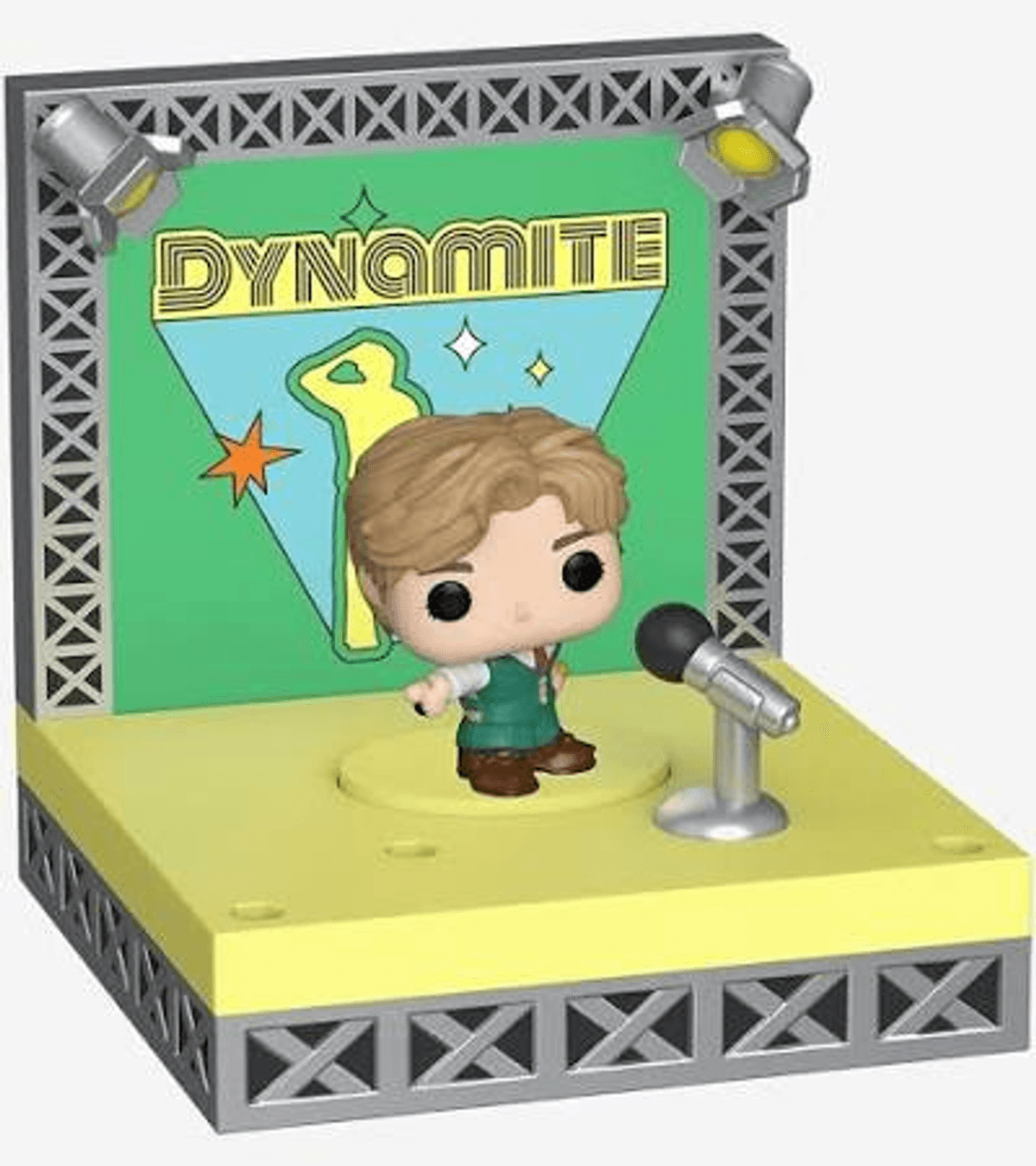 Una figura en un escenario con micrófono. El fondo dice 'Dynamite'.