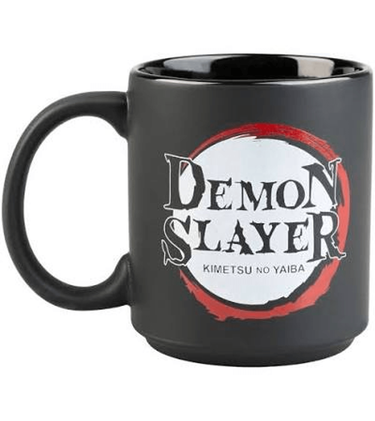 Une tasse noire Demon Slayer avec logo, arborant le texte 'Demon Slayer Kimetsu no Yaiba'.