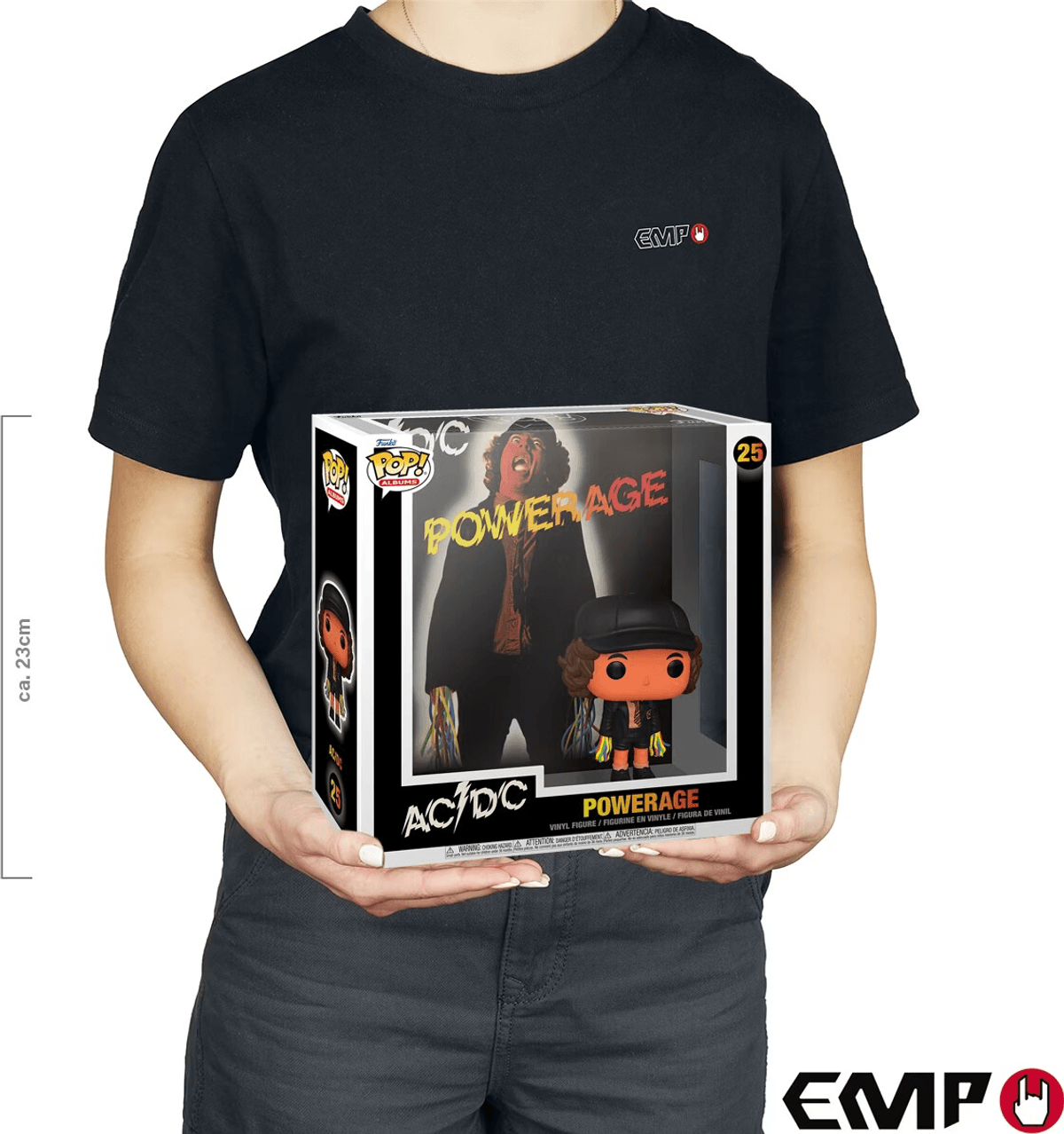 Persona sosteniendo caja de figura Funko Pop AC/DC Powerage. La figura lleva sombrero y chaqueta negros.
