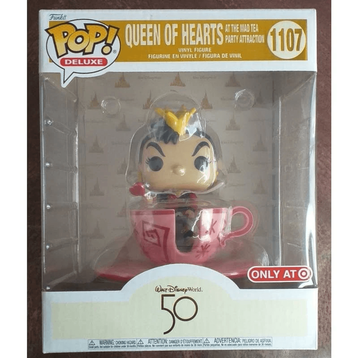 Figura de vinilo Funko Pop! Deluxe Reina de Corazones en exhibición de taza de té, 50 aniversario.