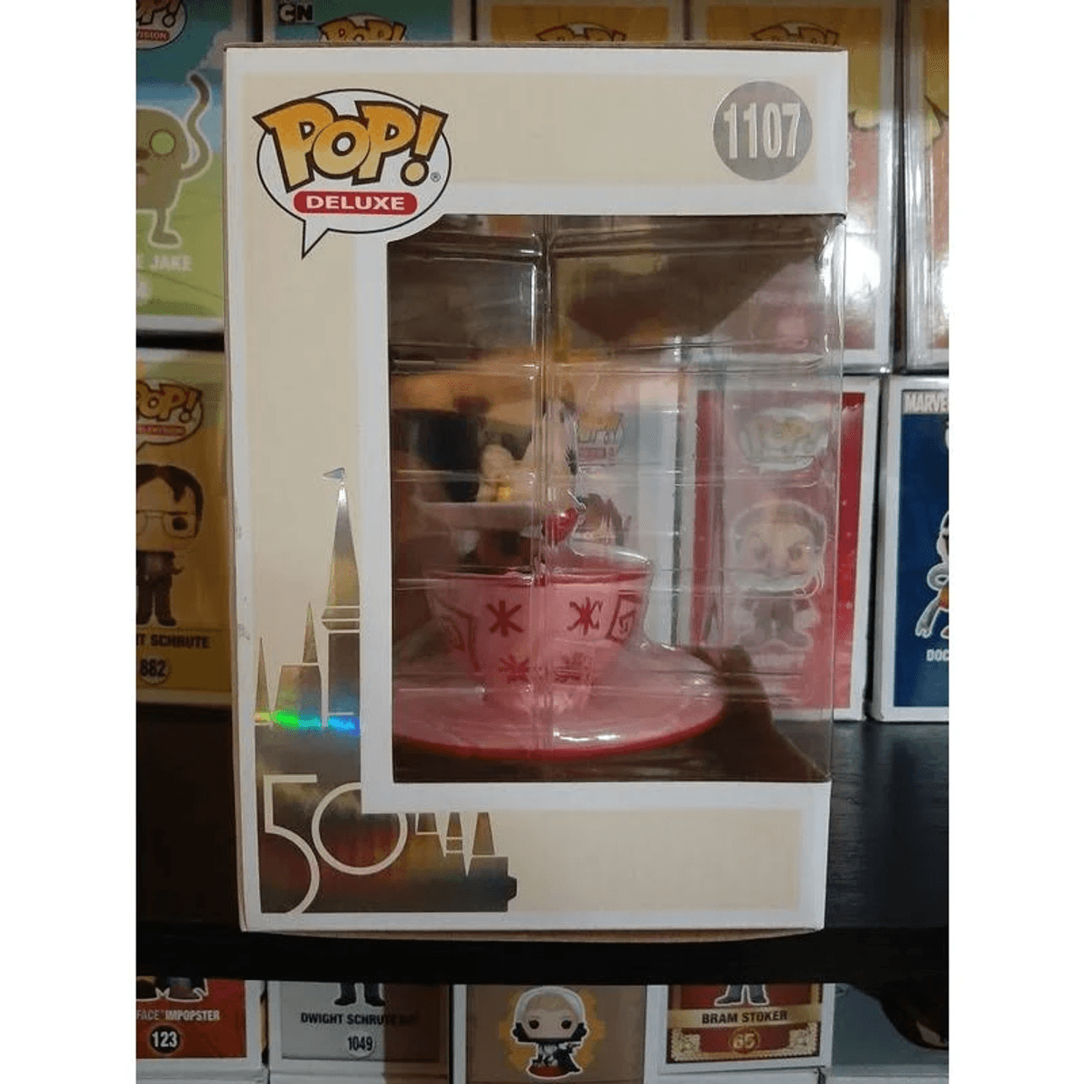 Figura Funko Pop! Deluxe 1107 en una taza de té con diseño de castillo.